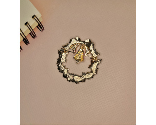 Брошка жіноча різдвяний вінок з дзвоником червоно-зелена зі стразами новорічна тематика