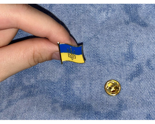 Значок патріотичний прапор України з гербом тризуб жовто - синій пін металевий 