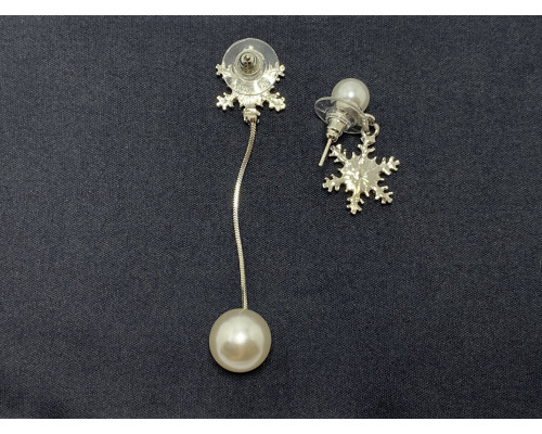 Сережки жіночі асиметричні (біжутерія) сніжинки з перлами Oxa сріблясті