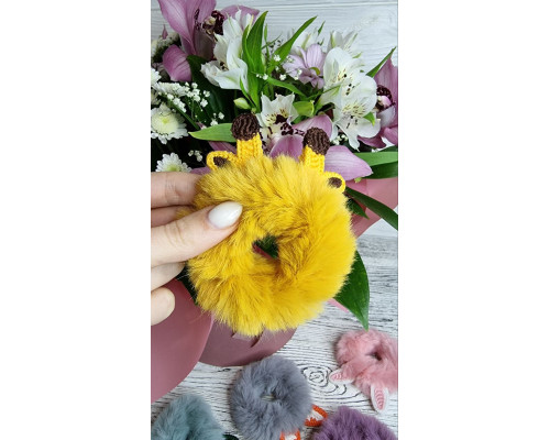 Гумка для волосся хутряна з вушками жовта