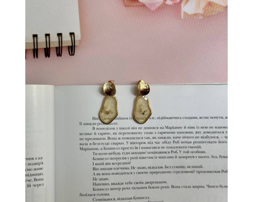 Сережки жіночі золотистого кольору вставка акрил декор  мушля