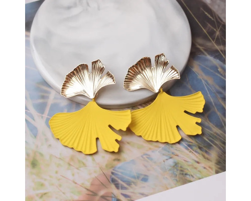 Жіночі сережки яскраві жовтого кольору з золотистими елементами в квітковій тематиці