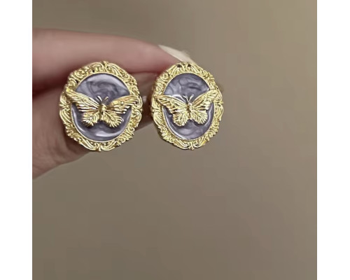 Жіночі сережки заокруглені емальовані декор метелик колір золотистий бузковий