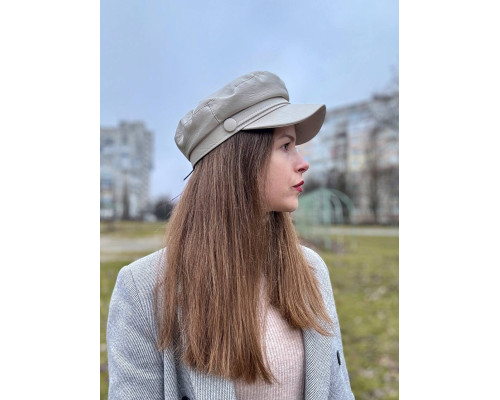 Фуражка жіноча кепі з козирком штучна шкіра колір молочний 56-58