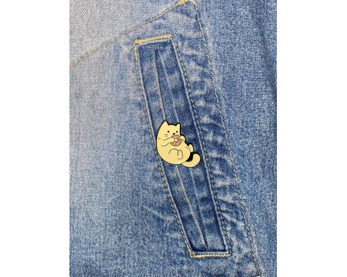 Значок / пін металевий  Мила мультяшна  кішка з пончиком