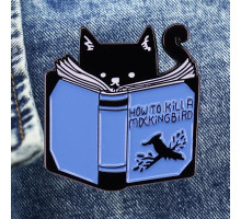 Значок / пін металевий  Забавна кицька з книгою