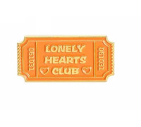 Значок / пін металевий Надпис  Lonely Hearts Club помаранчевого кольору