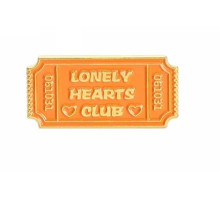 Значок / пін металевий Надпис  Lonely Hearts Club помаранчевого кольору