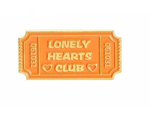 Значок / пін металевий Надпис  Lonely Hearts Club помаранчевого кольору