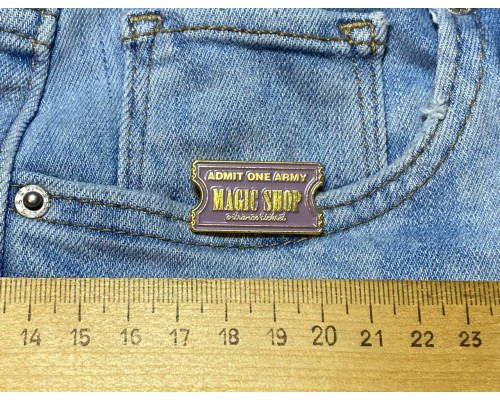 Значок / пін металевий  Надпис Magic shop бузкового кольору