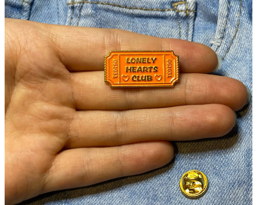 Значок / пін металевий Надпис  Lonely Hearts Club помаранчевого кольору