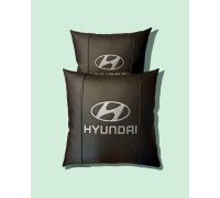 Набір автомобільних подушок в салон Hyundai / Хюндай чорні з білим логотипом (2шт)