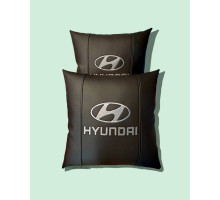 Набір автомобільних подушок в салон Hyundai / Хюндай чорні з білим логотипом (2шт)