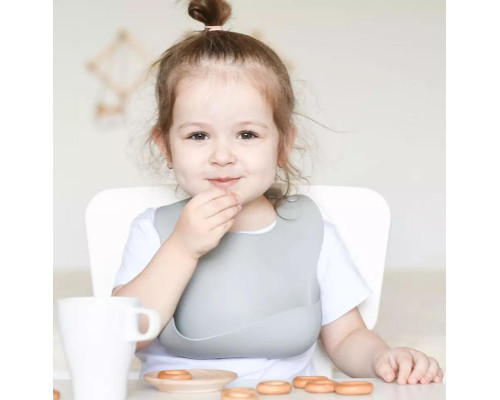 Силіконовий слинявчик нагрудник для малюка з кишенею сірий BabyM